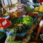Comerciante vende frutas y verduras en un mercado de Ciudad Juárez, México