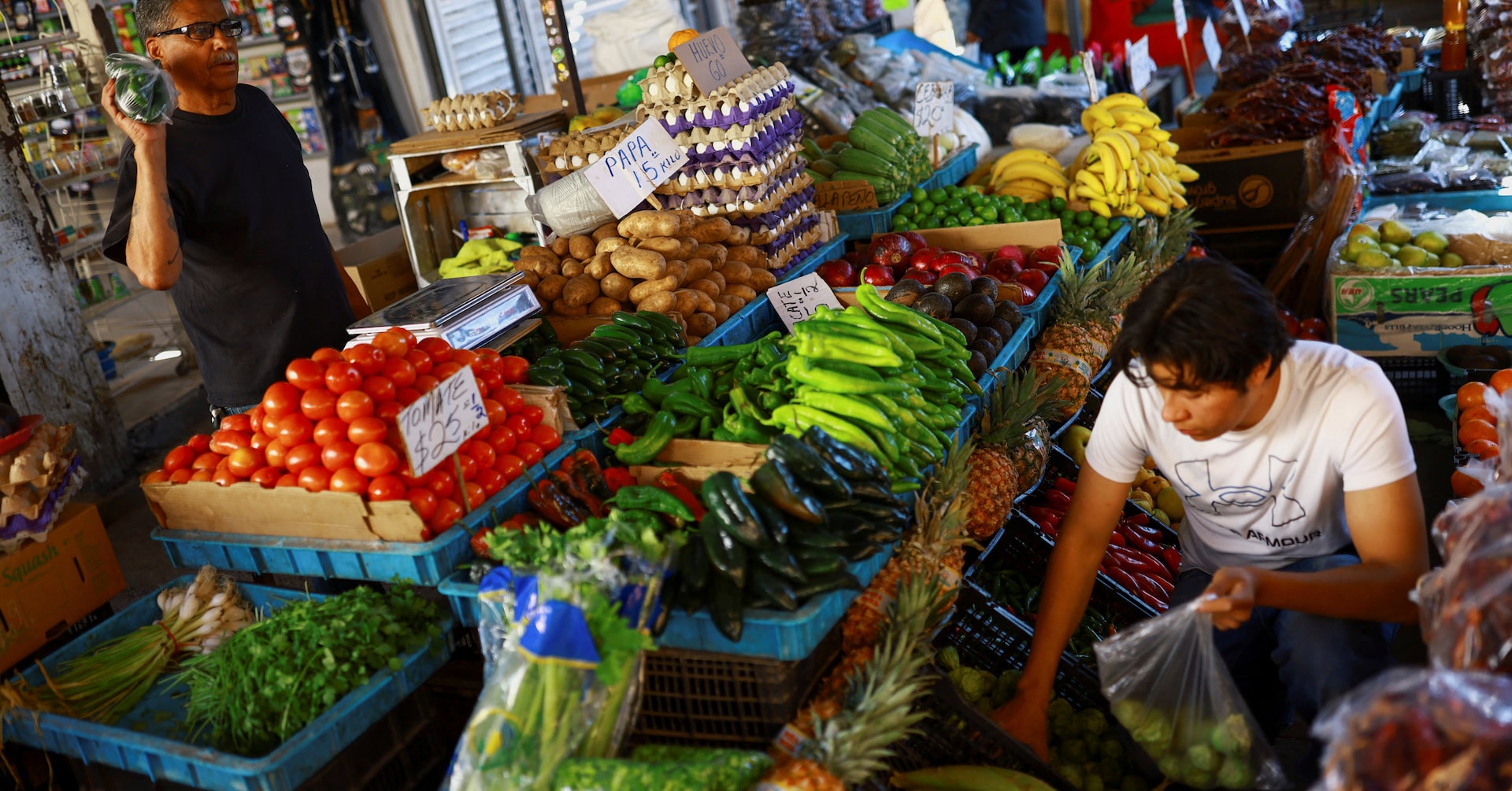 Comerciante vende frutas y verduras en un mercado de Ciudad Juárez, México