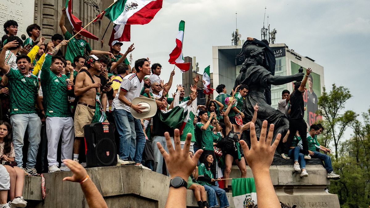 Aficionados de la selección mexicana celebran con banderas y camisetas del Tri