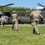 Militares de Estados Unidos caminan hacia helicópteros durante un entrenamiento de la 101 División Aerotransportada