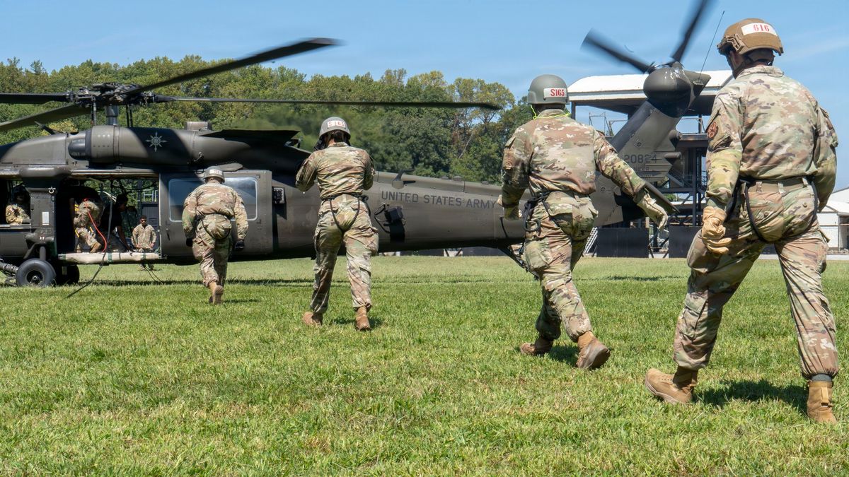 Militares de Estados Unidos caminan hacia helicópteros durante un entrenamiento de la 101 División Aerotransportada