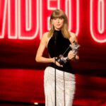 MTV VMAs 2026: Madonna domina y Taylor Swift hace historia Taylor Swift sostiene un premio durante los MTV VMAs 2026 en Los Ángeles