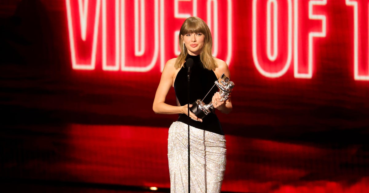 Taylor Swift sostiene un premio durante los MTV VMAs 2026 en Los Ángeles