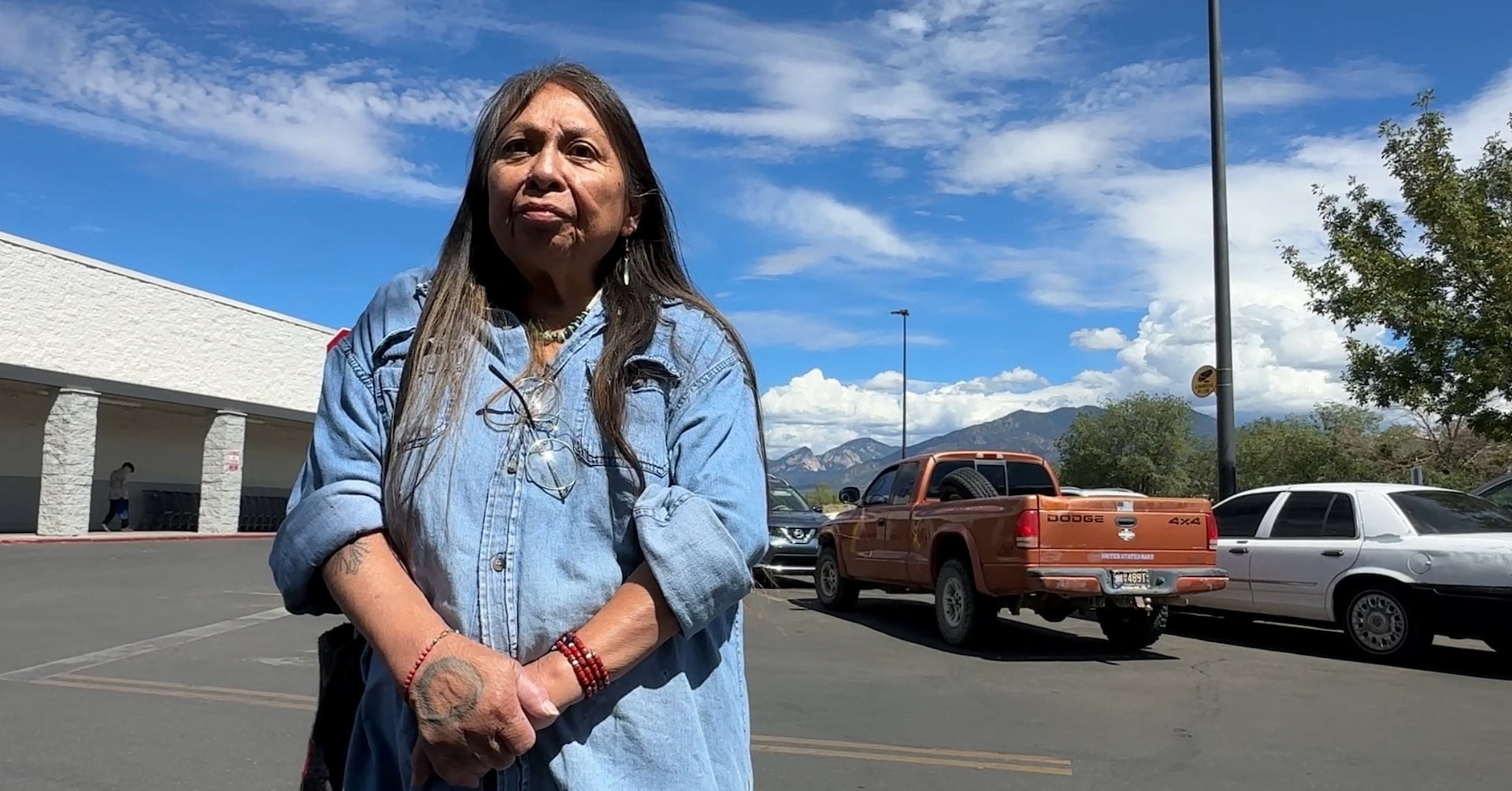 Ethel Yazza, integrante de comunidades indígenas de Nuevo México, habla en Taos