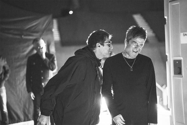 Imagen oficial del documental de Oasis presentado en el Festival de Venecia
