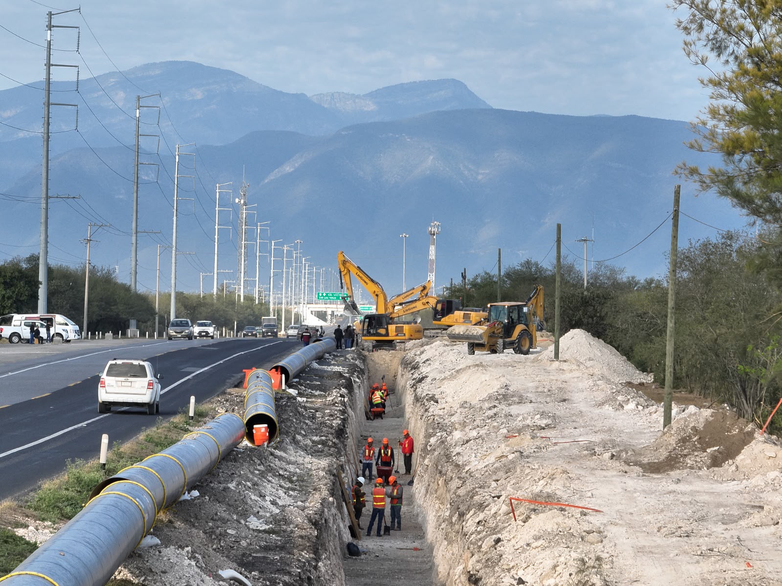 Instalación de tubería junto a una carretera de Tamaulipas