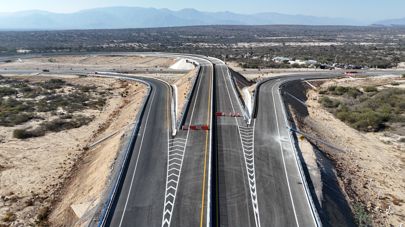Vista aérea de una carretera de nueva construcción en Tamaulipas