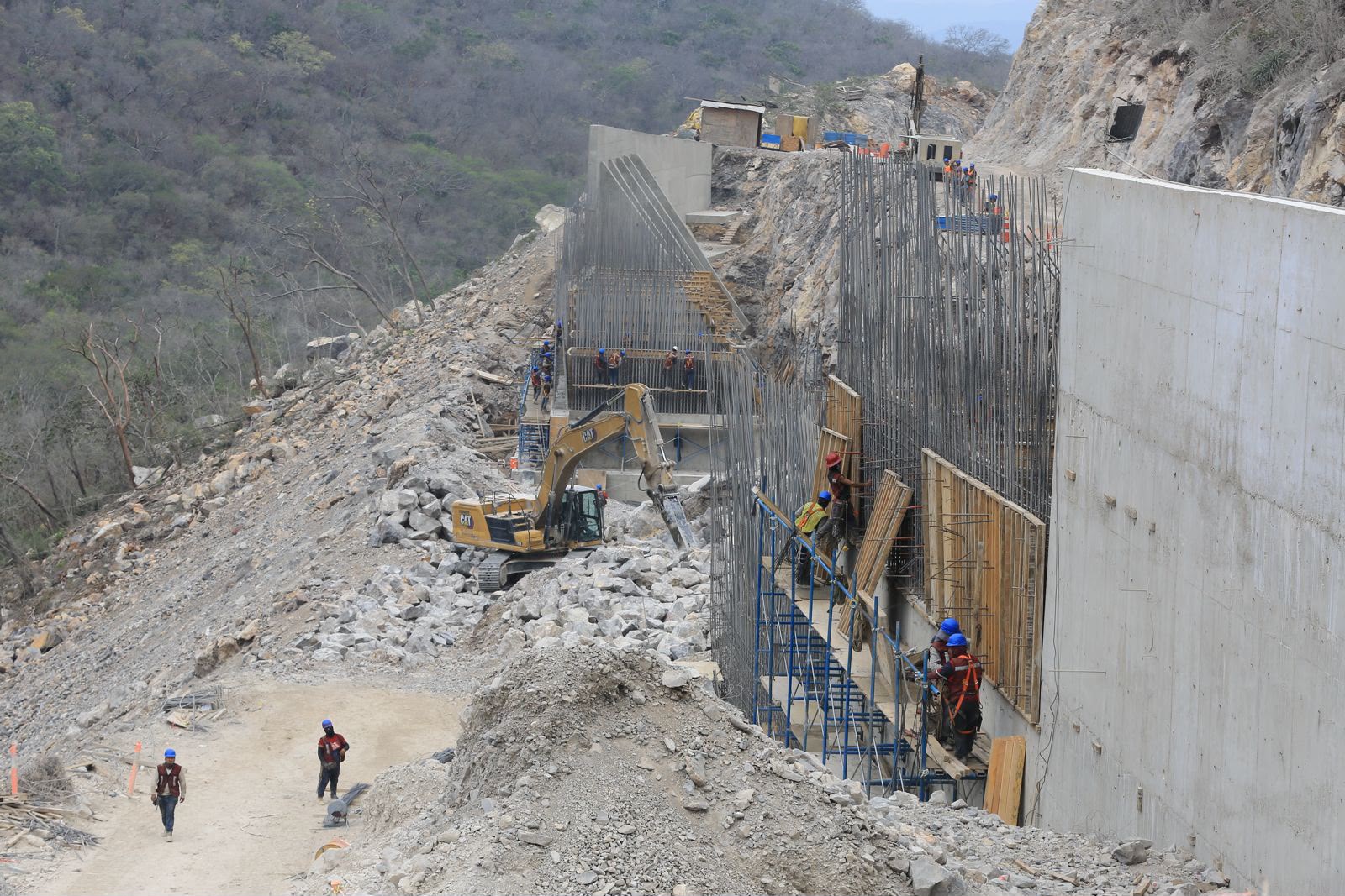 Construcción de infraestructura carretera en una zona serrana de Tamaulipas