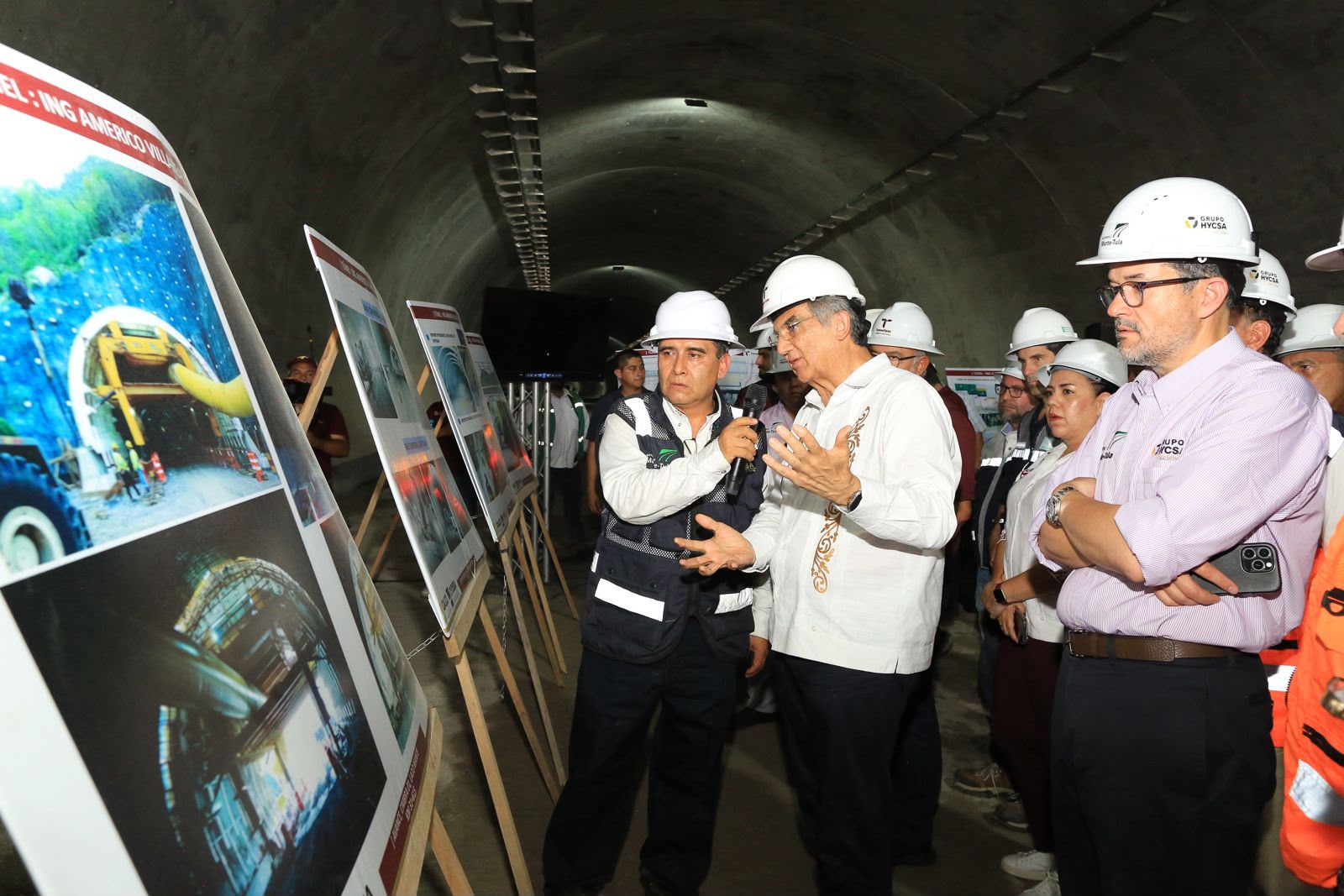 Américo Villarreal recibe una explicación técnica dentro del túnel carretero