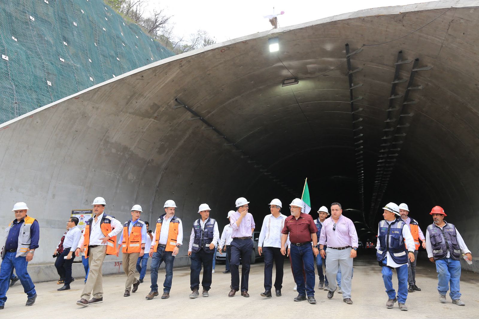 Américo Villarreal y funcionarios recorren el túnel de la carretera Mante-Ocampo-Tula