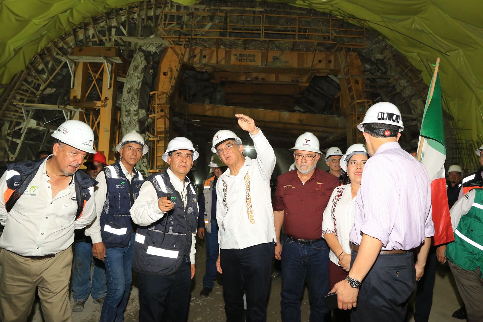 Trabajos dentro del túnel de la carretera Mante-Ocampo-Tula