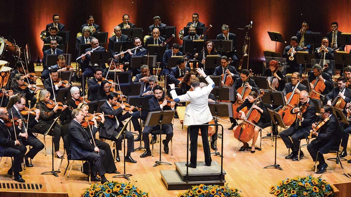 La Orquesta Filarmónica de la UNAM durante un concierto en la Sala Nezahualcóyotl