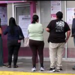 Ciudadanos esperan para votar en una casilla especial durante las elecciones de Coahuila