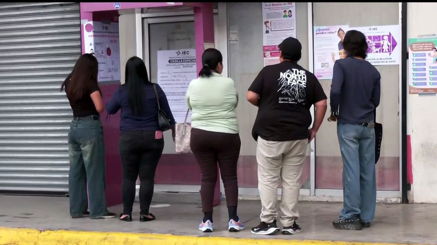 Ciudadanos esperan para votar en una casilla especial durante las elecciones de Coahuila