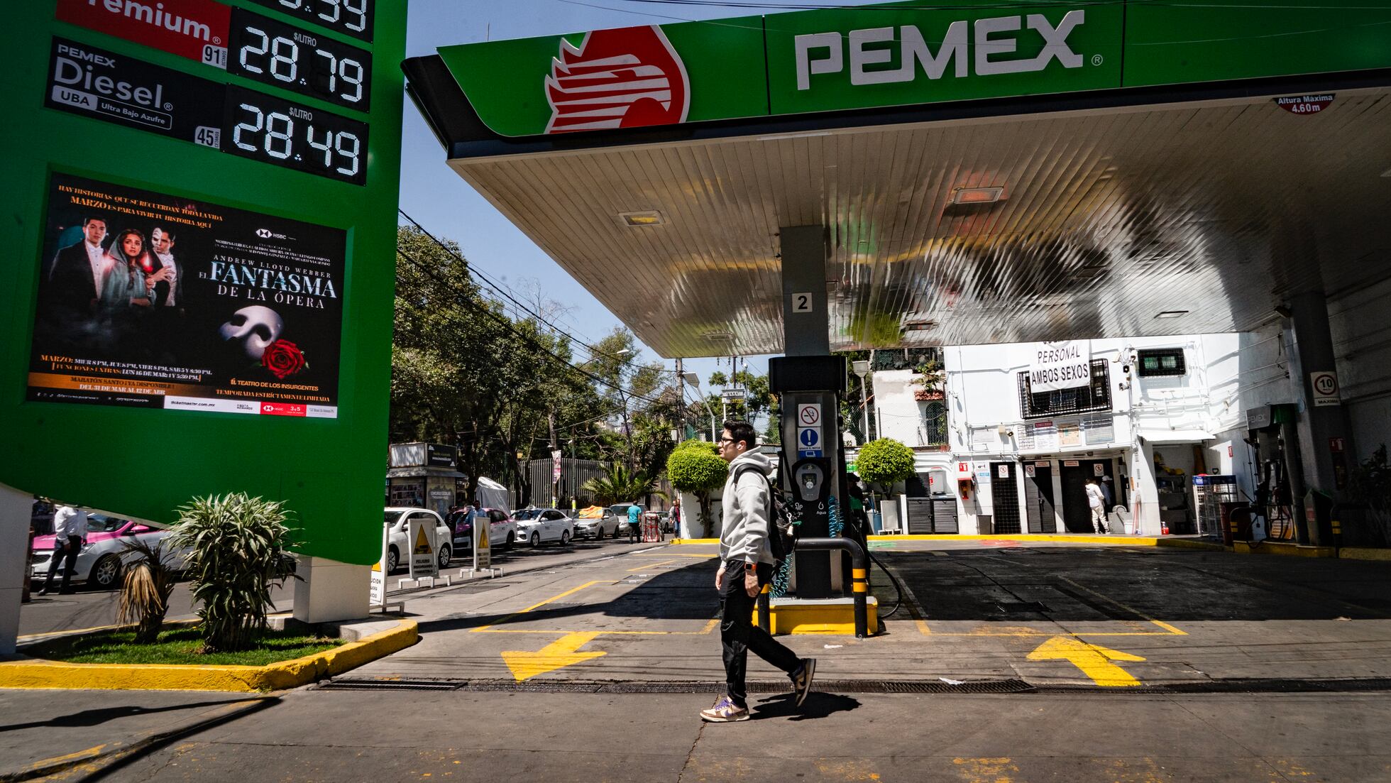 Gasolinera Pemex en Ciudad de México con precios de diésel visibles