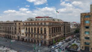 Peso mexicano cae 1% y Banxico descarta presión extra