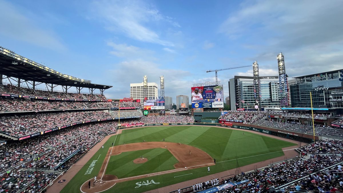 Vista panorámica de Truist Park, sede del Juego 2 entre Phillies y Braves