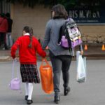 Alumna mexicana ingresa a una escuela durante el ciclo escolar 2026
