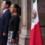 Claudia Sheinbaum y Lee Jae-myung junto a las banderas de México y Corea del Sur