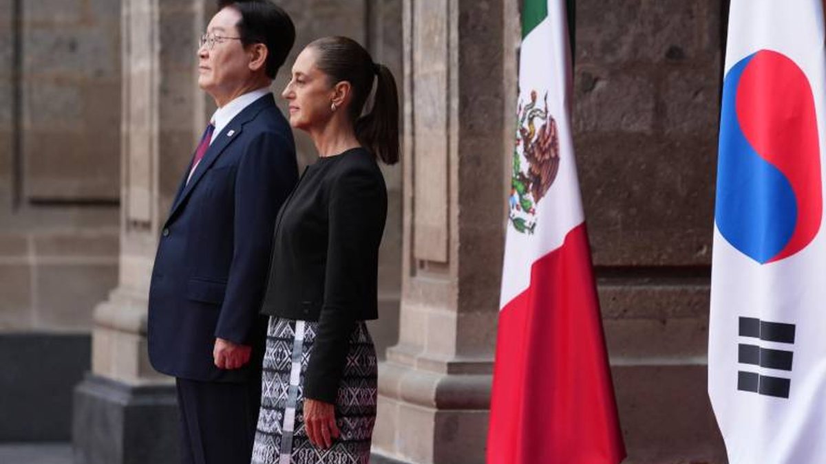 Claudia Sheinbaum y Lee Jae-myung junto a las banderas de México y Corea del Sur