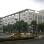 Foxconn prevé un tercer trimestre mejor de lo esperado por la demanda de inteligencia artificial Edificio industrial de Hon Hai Precision, empresa matriz de Foxconn, en Taiwán