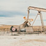 Bomba extractora de petróleo en un campo terrestre
