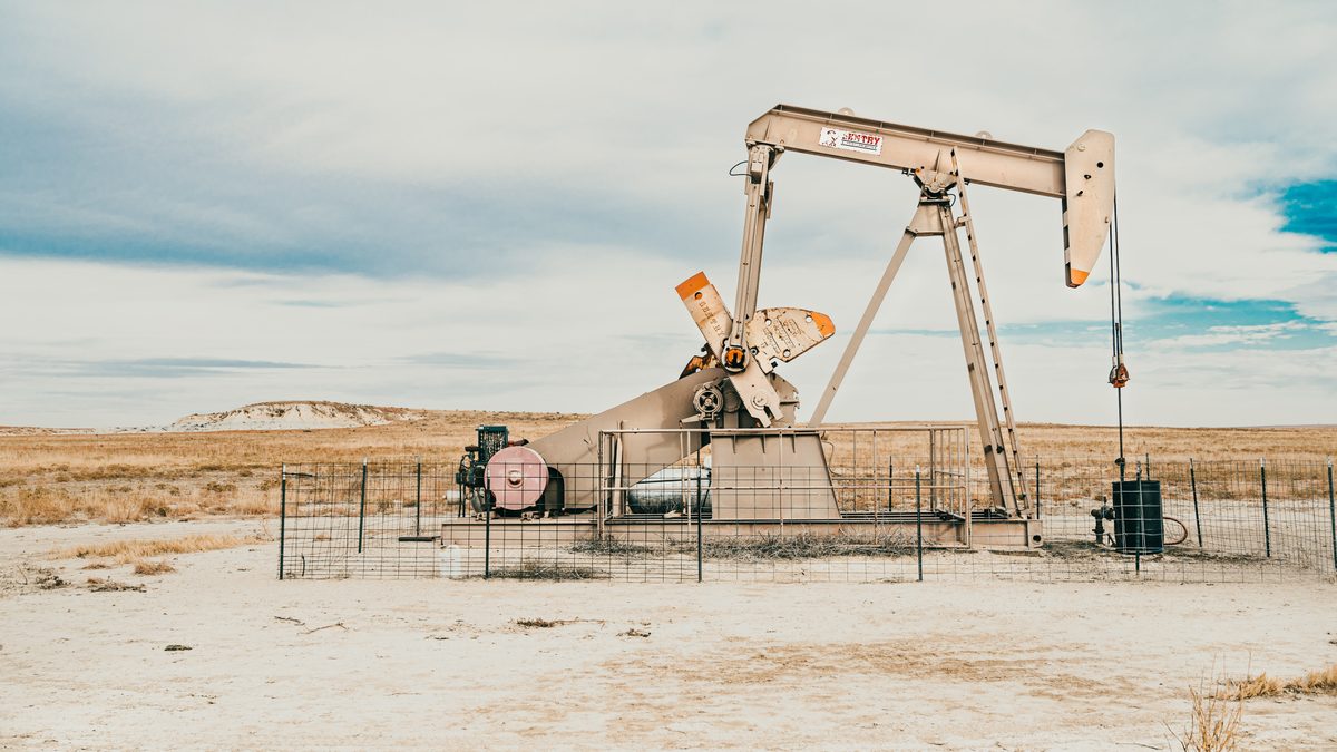 Bomba extractora de petróleo en un campo terrestre
