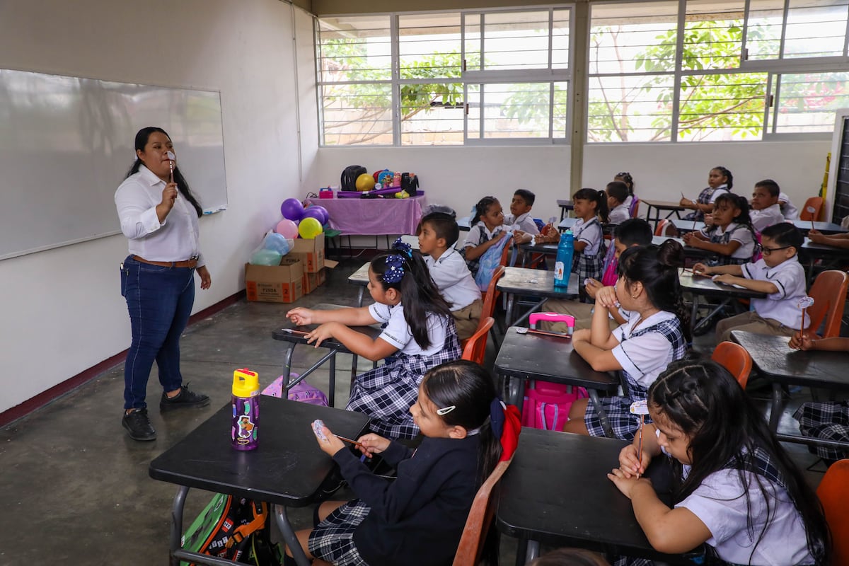 Estudiantes de la escuela primaria Gabriela Mistral en Berriozábal, Chiapas