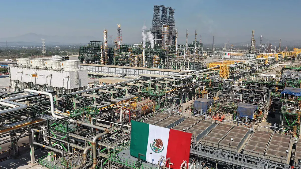 Instalaciones de Pemex ante la caída de producción petrolera en agosto de 2026