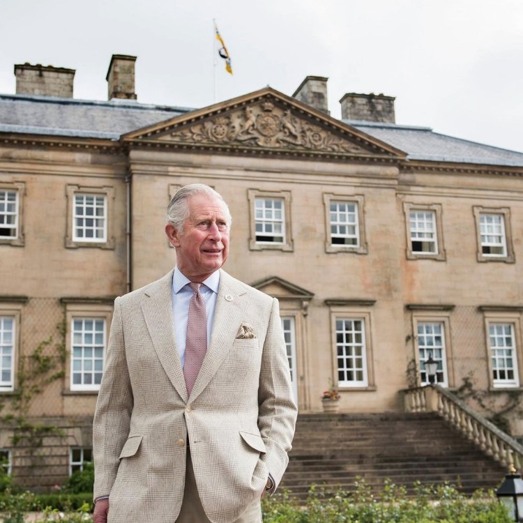 El rey Carlos III frente a Dumfries House, sede de la reunión con líderes de inteligencia artificial