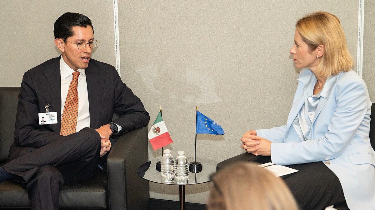 Roberto Velasco dialoga con Kaja Kallas durante la Asamblea General de la ONU