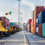 Operación logística de contenedores en un puerto mexicano