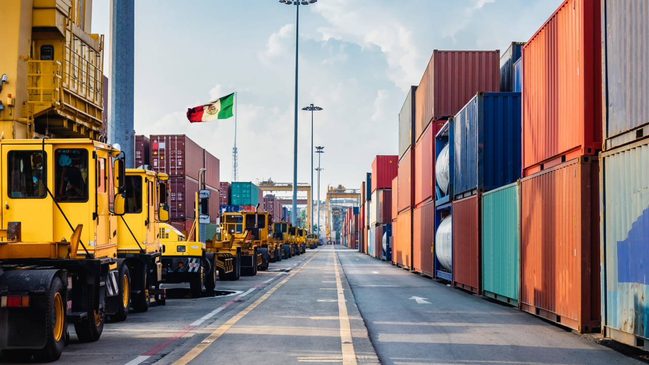Operación logística de contenedores en un puerto mexicano