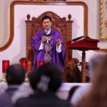Sacerdote celebra una ceremonia religiosa en una iglesia de Hidalgo