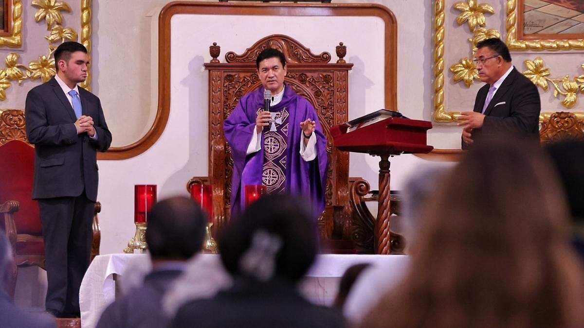 Sacerdote celebra una ceremonia religiosa en una iglesia de Hidalgo