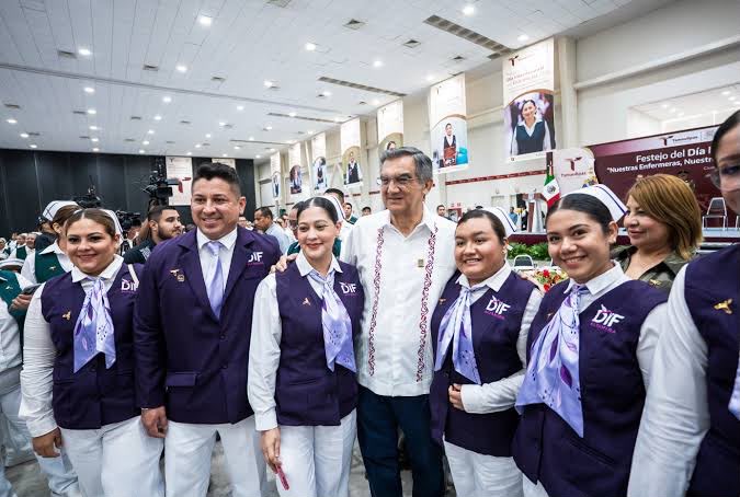 Américo Villarreal junto a personal de enfermería de Tamaulipas