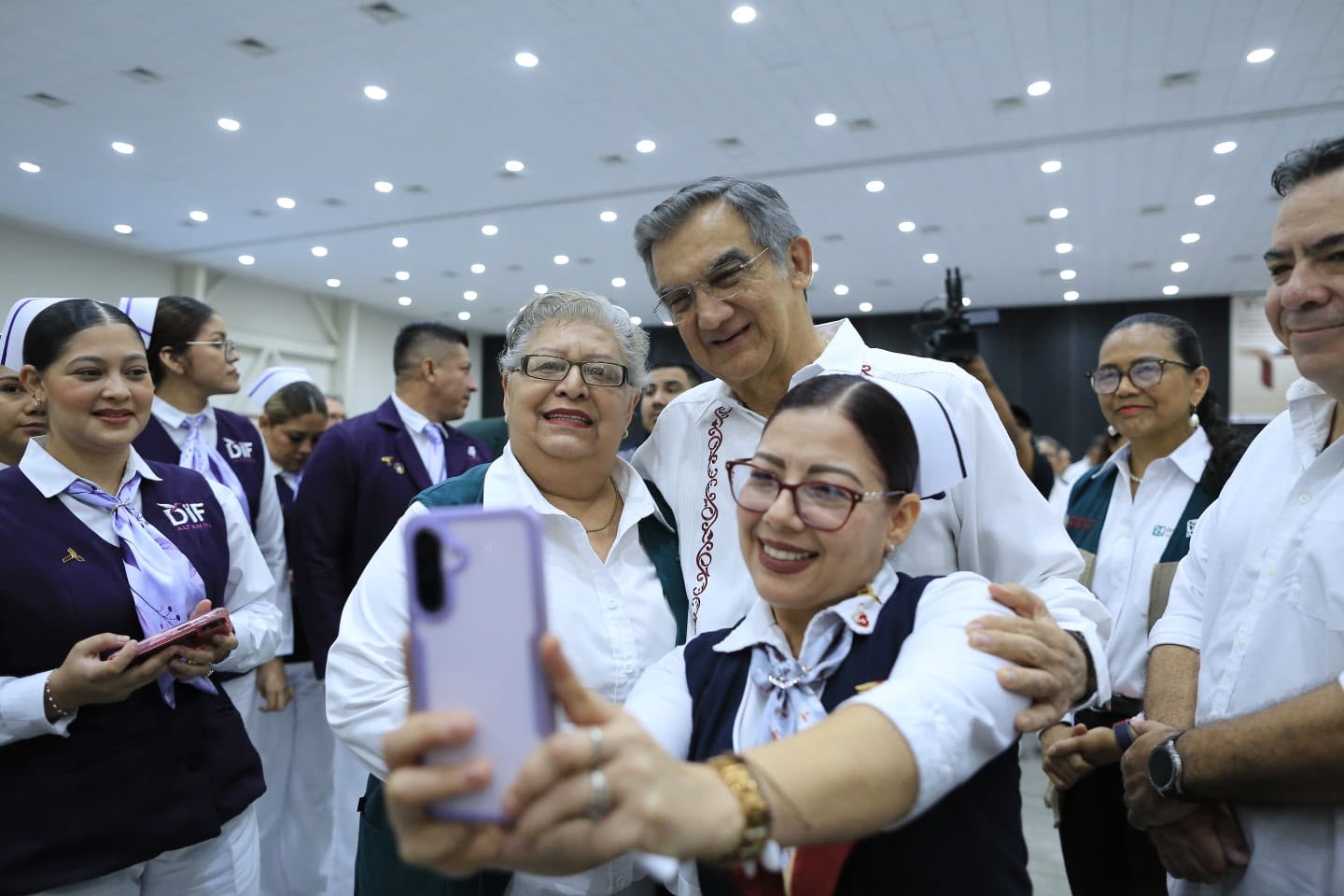 Américo Villarreal convive con trabajadoras del sector salud
