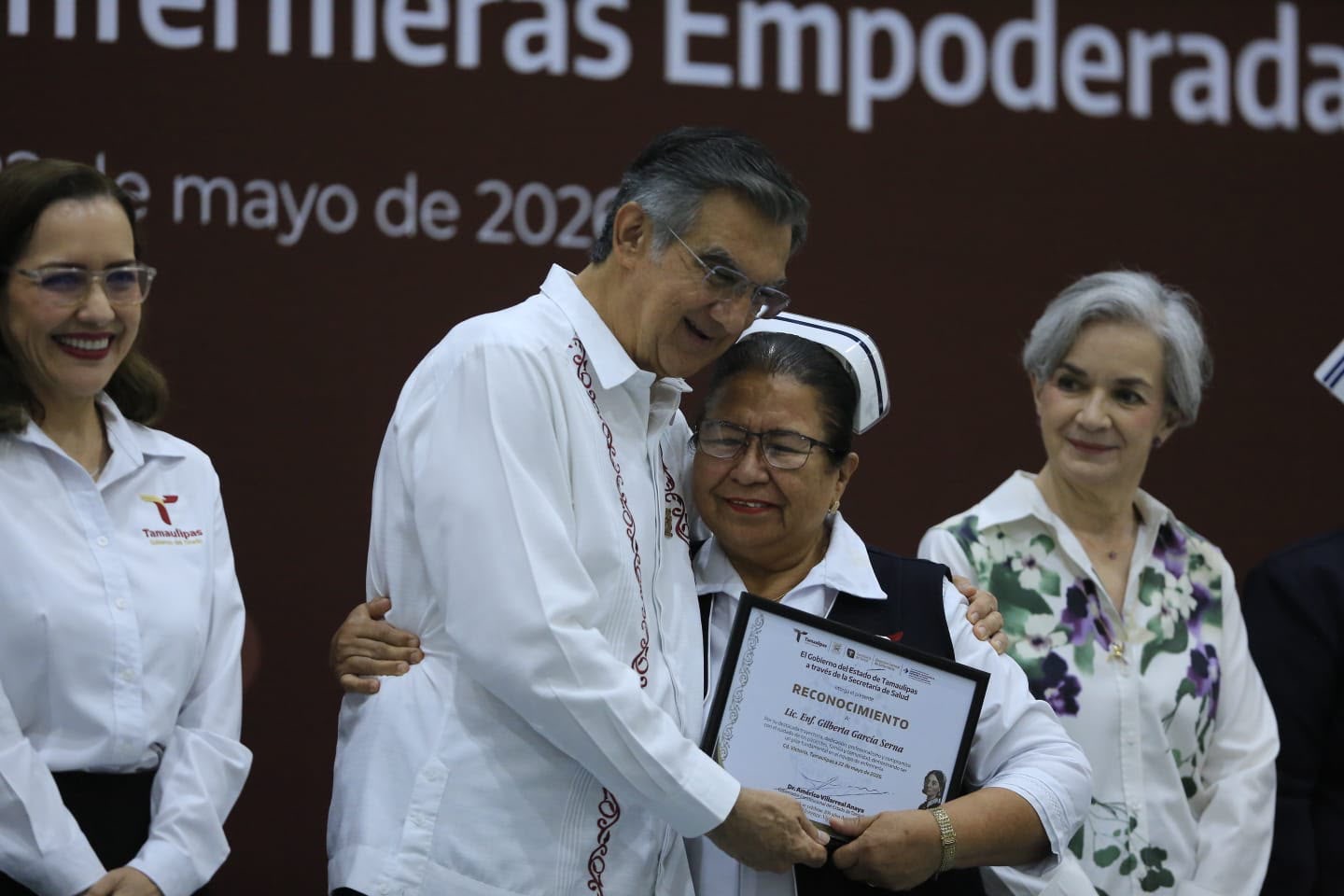 Américo Villarreal entrega reconocimiento a una enfermera