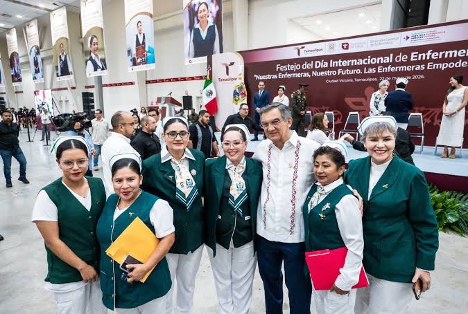 Américo Villarreal con enfermeras durante una ceremonia en Ciudad Victoria