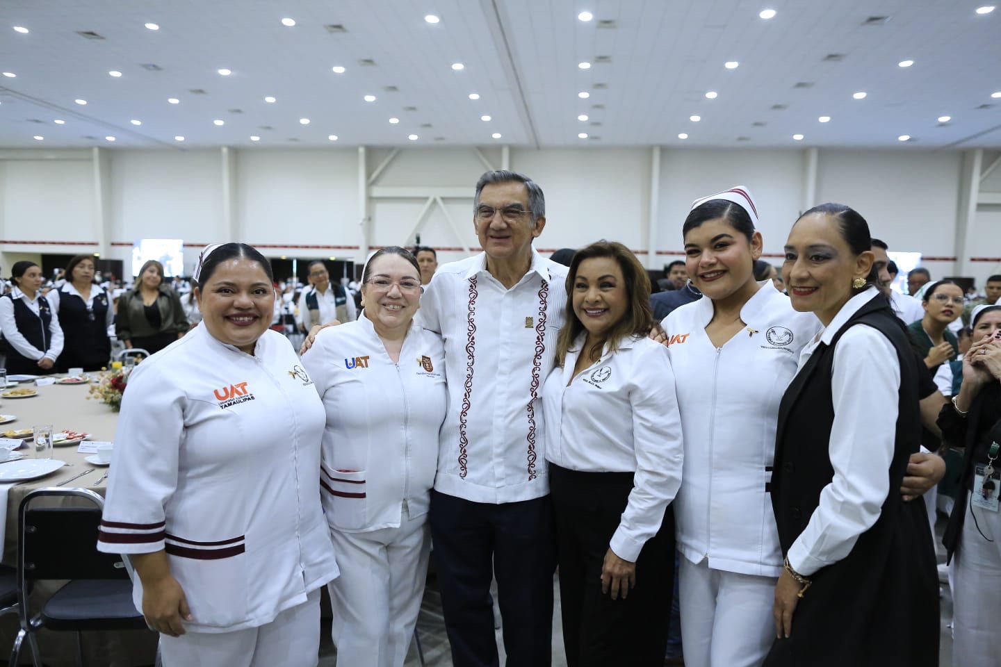 Américo Villarreal acompañado por profesionales de enfermería de Tamaulipas