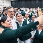 Américo Villarreal rodeado por personal de enfermería de Tamaulipas