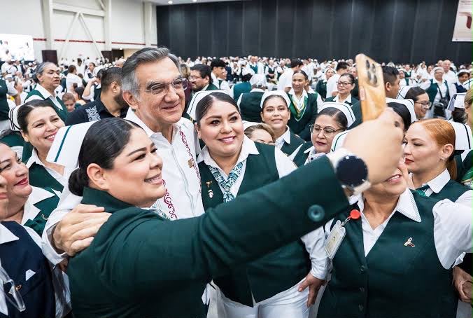 Américo Villarreal rodeado por personal de enfermería de Tamaulipas