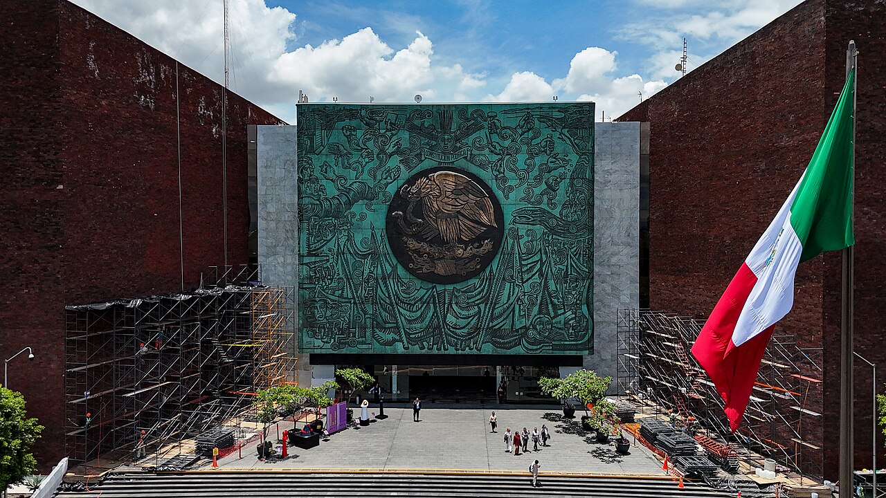 Fachada del Palacio Legislativo de San Lázaro con la bandera de México