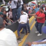 Maestros de la Sección 22 y simpatizantes de Morena durante una confrontación en Oaxaca