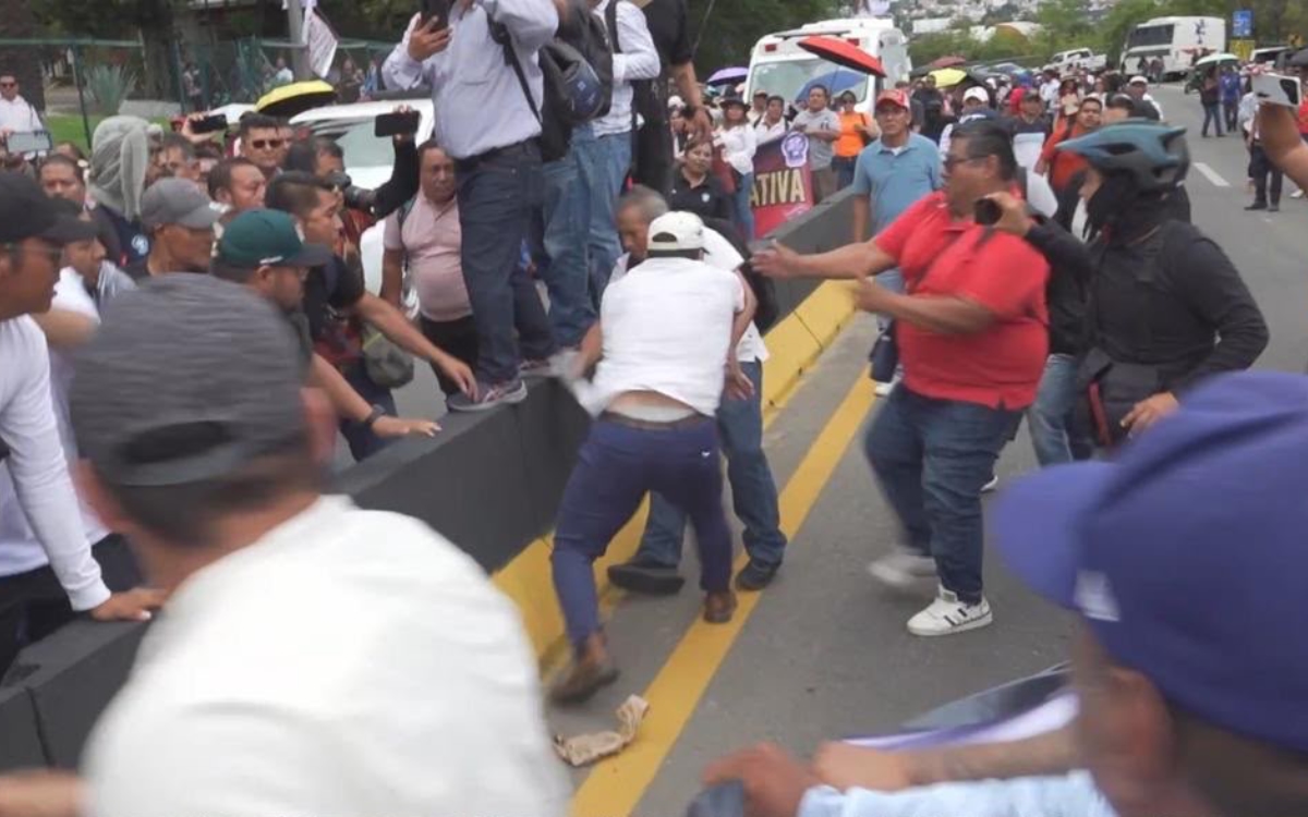 Maestros de la Sección 22 y simpatizantes de Morena durante una confrontación en Oaxaca