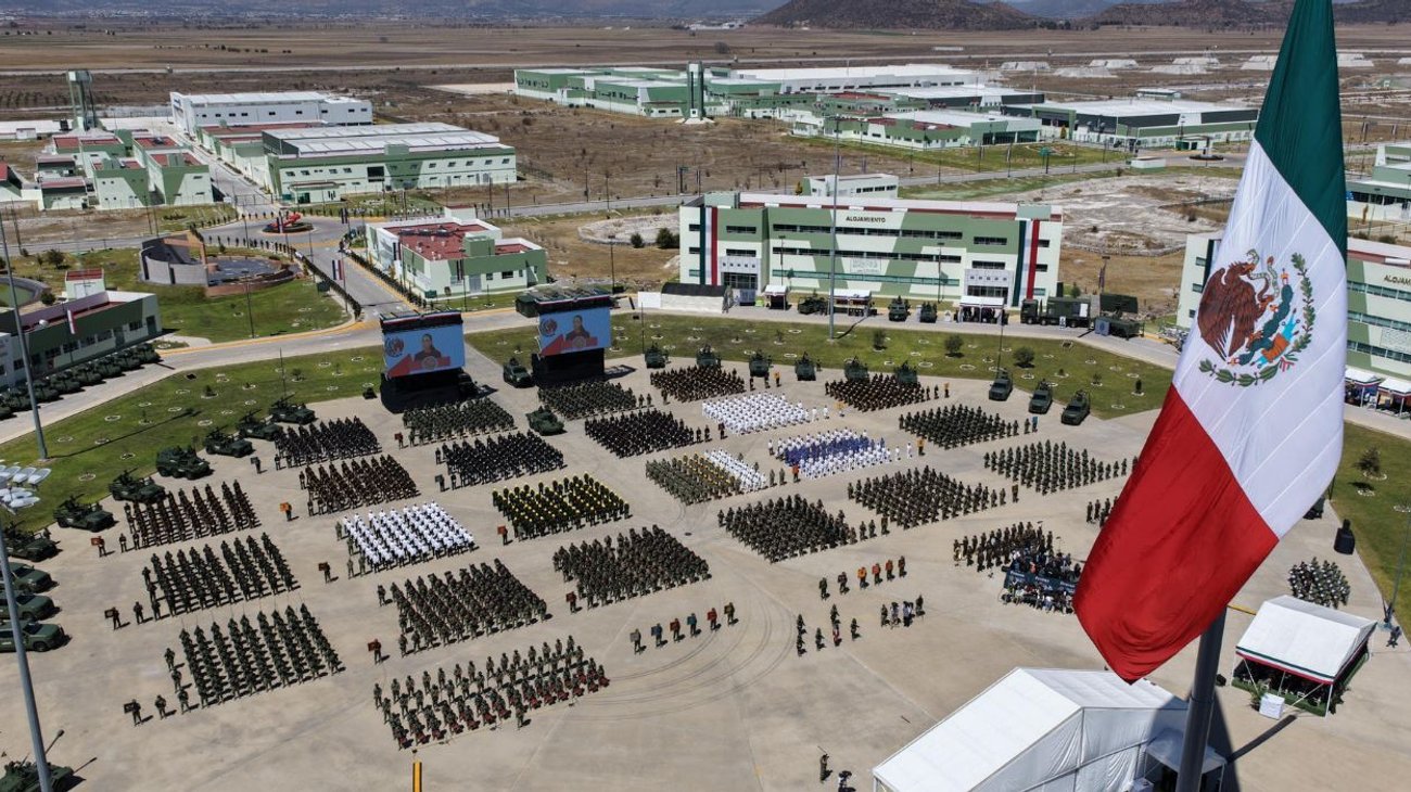 Elementos militares durante una ceremonia encabezada por Claudia Sheinbaum
