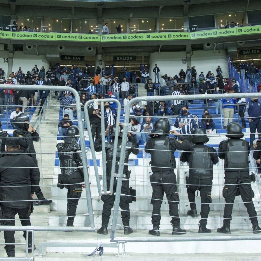 Operativo de seguridad en un estadio durante un evento deportivo en México