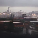 Buque portacontenedores y grúas en el puerto de Manzanillo, Colima
