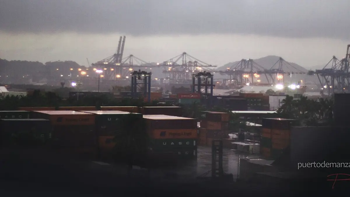 Buque portacontenedores y grúas en el puerto de Manzanillo, Colima