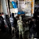 Agentes federales inspeccionan un camión con paquetes de tabaco ilegal durante cateos en Ciudad de México